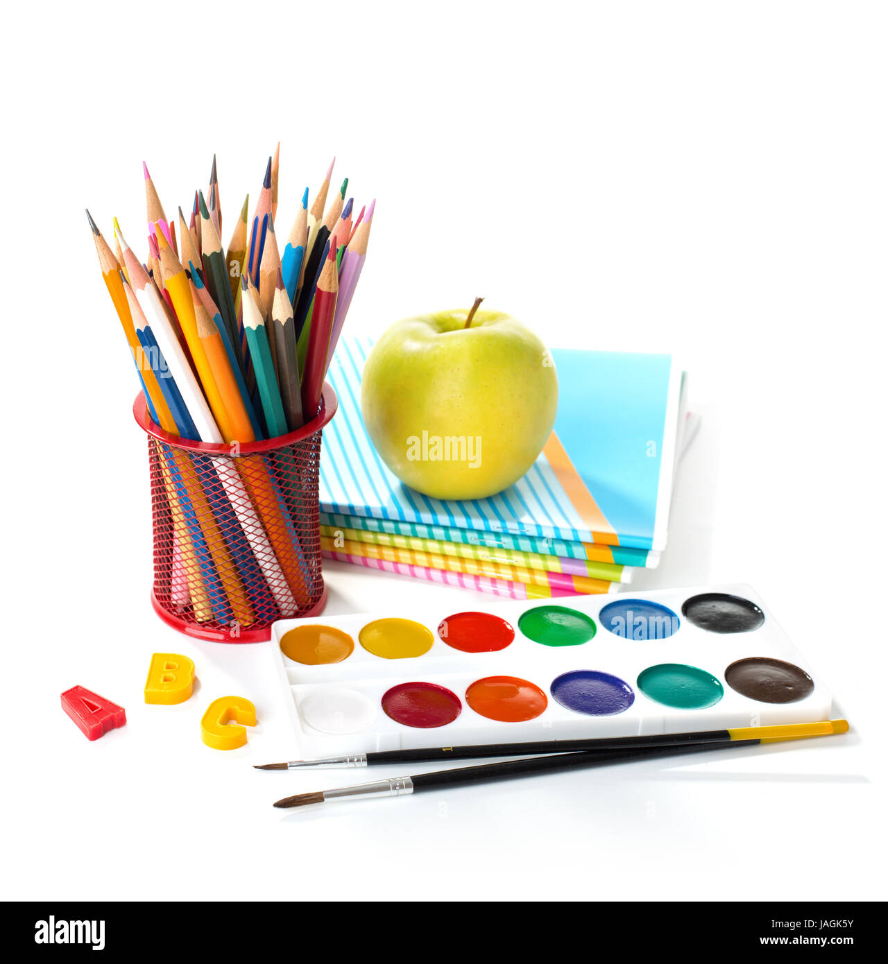 Attrezzature scolastiche con matite, vernici , pennelli e apple isolato su bianco. Si torna a scuola concetto. Foto Stock