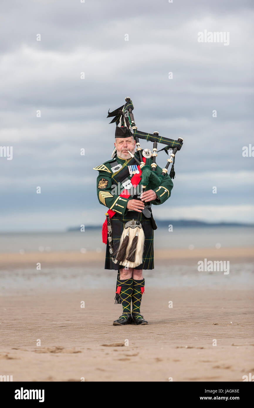 John Mackintosh è un tradizionale Bagpiper scozzese. Ha avuto una carriera come Piper nell'esercito britannico, l'Edinburgh City Police Pipe Band e la Lothia Foto Stock