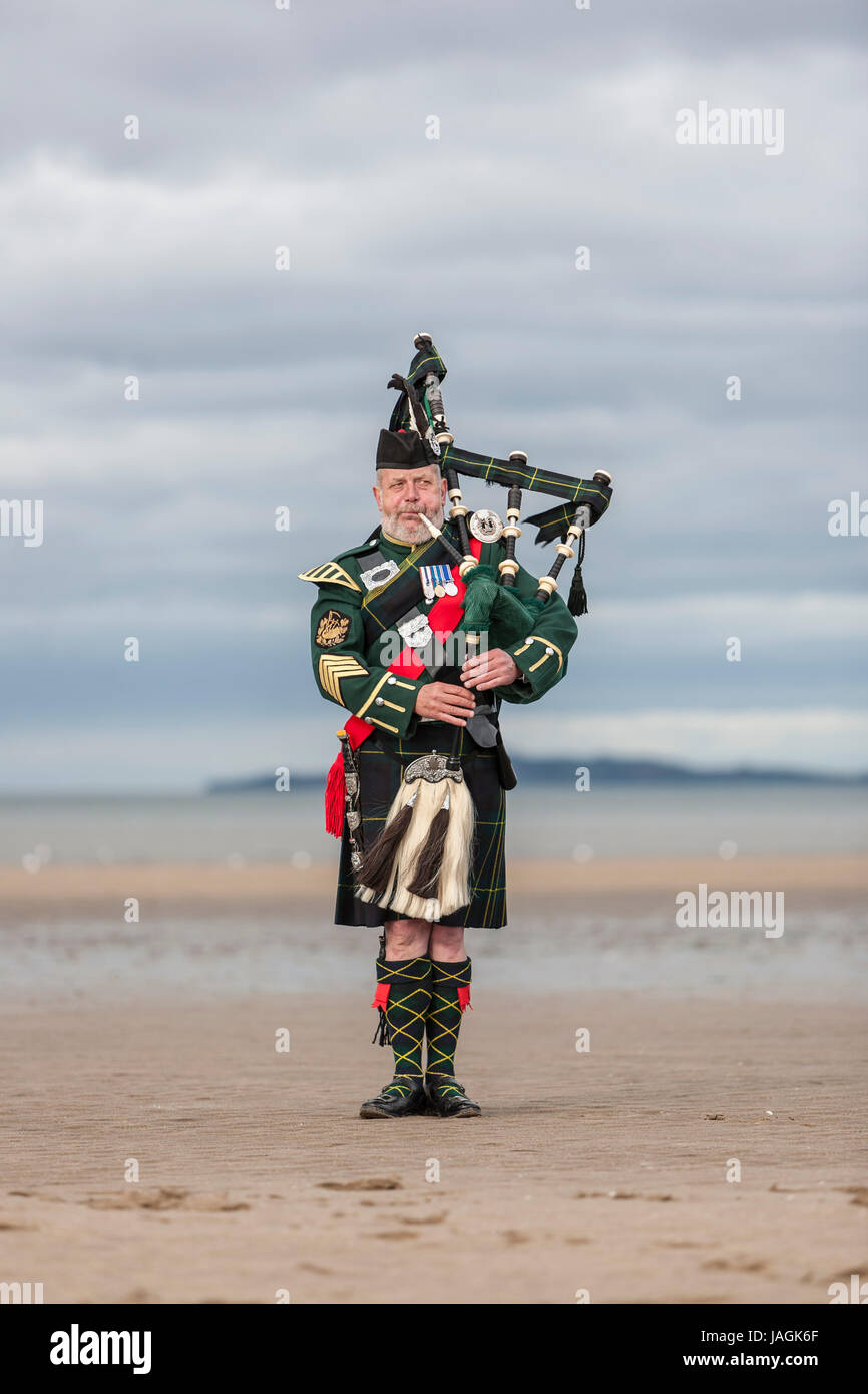 John Mackintosh è un tradizionale Bagpiper scozzese. Ha avuto una carriera come Piper nell'esercito britannico, l'Edinburgh City Police Pipe Band e la Lothia Foto Stock