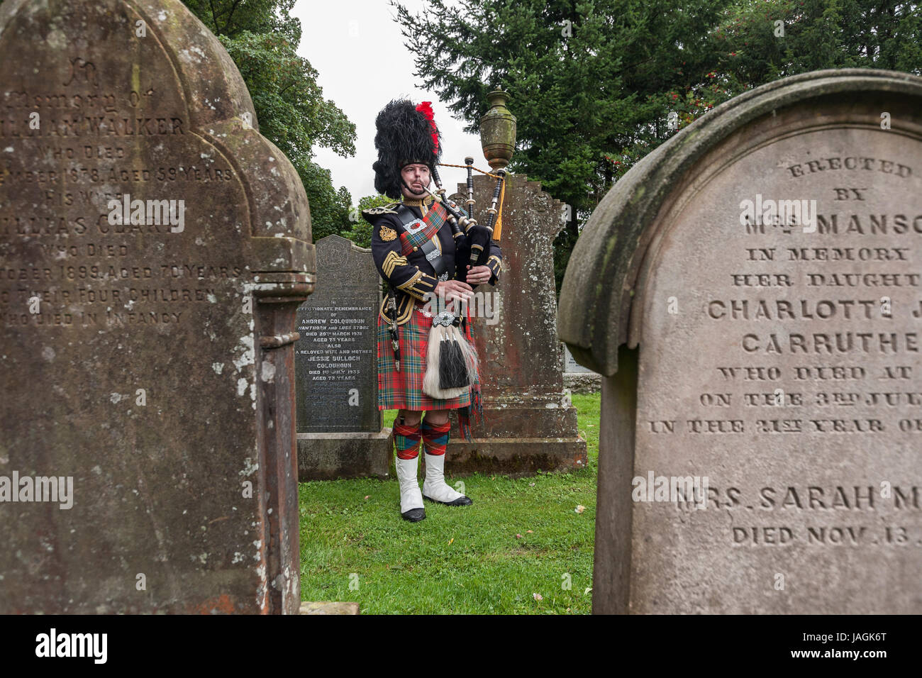 Kevin McLean è un tradizionale Bagpiper scozzese. Foto Stock