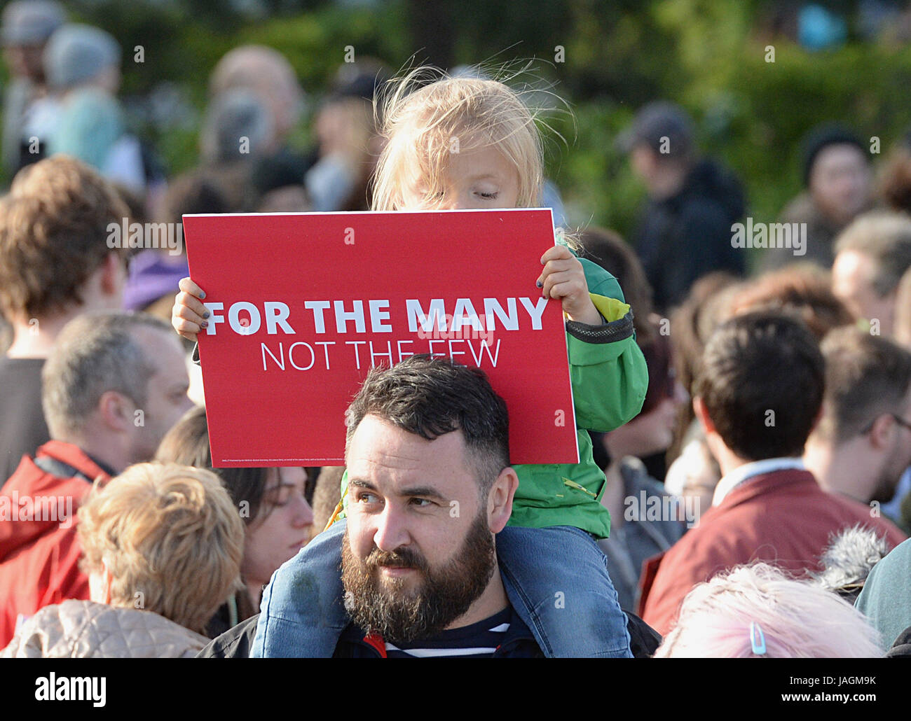 Sostenitori in un rally a Birmingham, davanti a un discorso da leader laburista Jeremy Corbyn durante la campagna elettorale del trail. Foto Stock