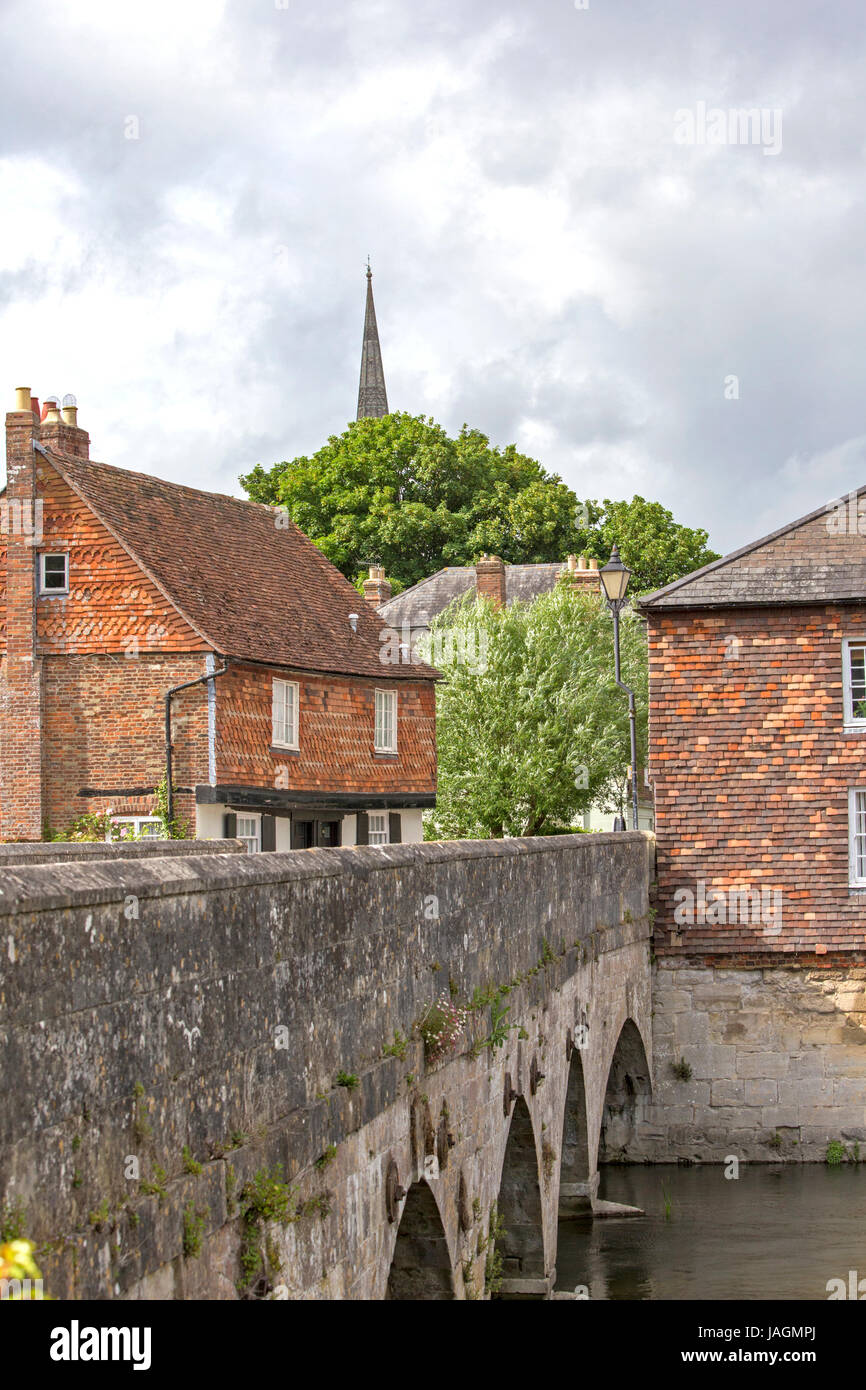 Architettura attraente nel centro storico della città di Salisbury, Wiltshire, Inghilterra, Regno Unito Foto Stock