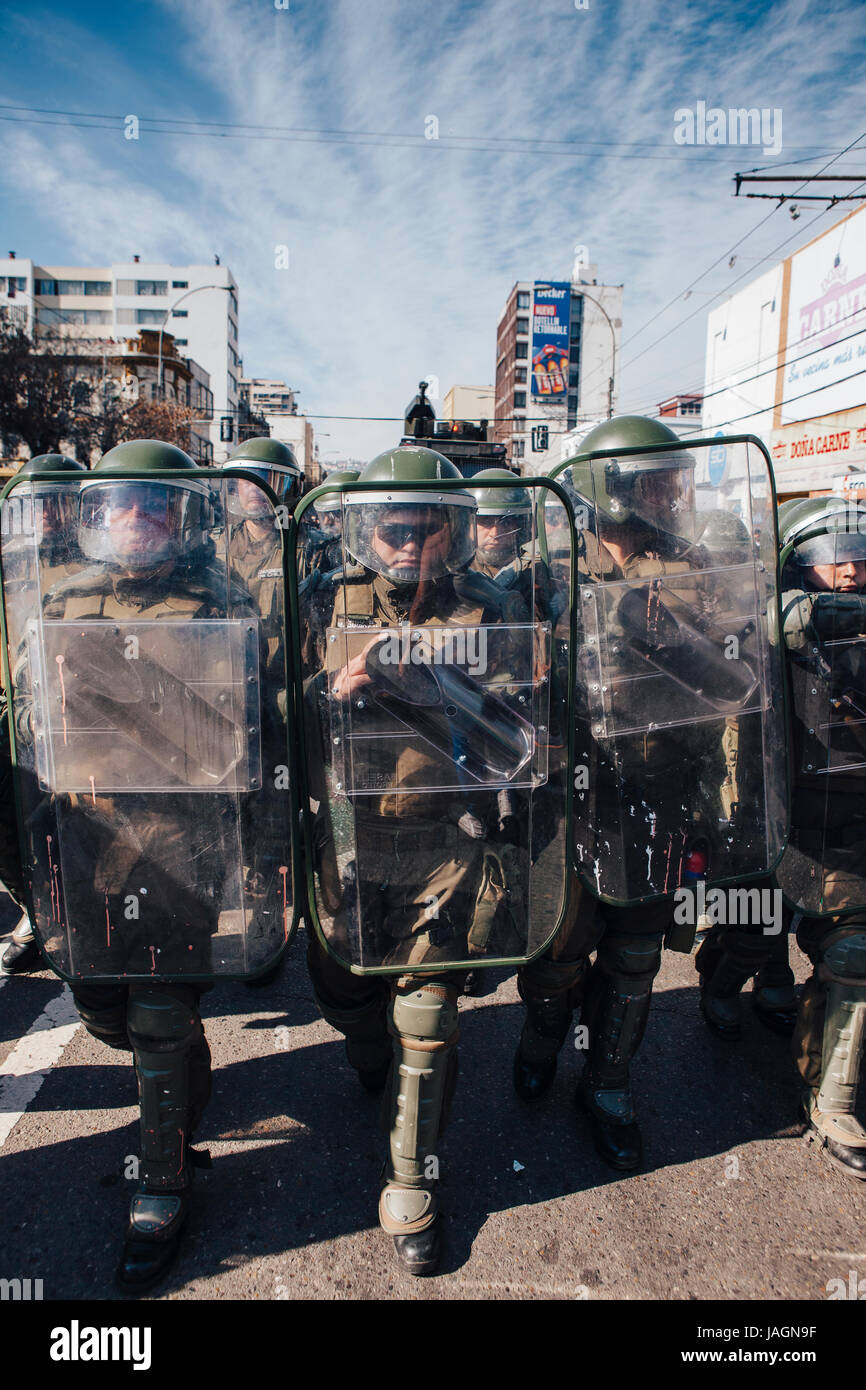 Valparaiso, Cile - 01 Giugno 2017: cileno polizia antisommossa a reprimere i protestanti durante il mese di marzo per le strade di Valparaiso, in seguito Presidente Michelle B Foto Stock