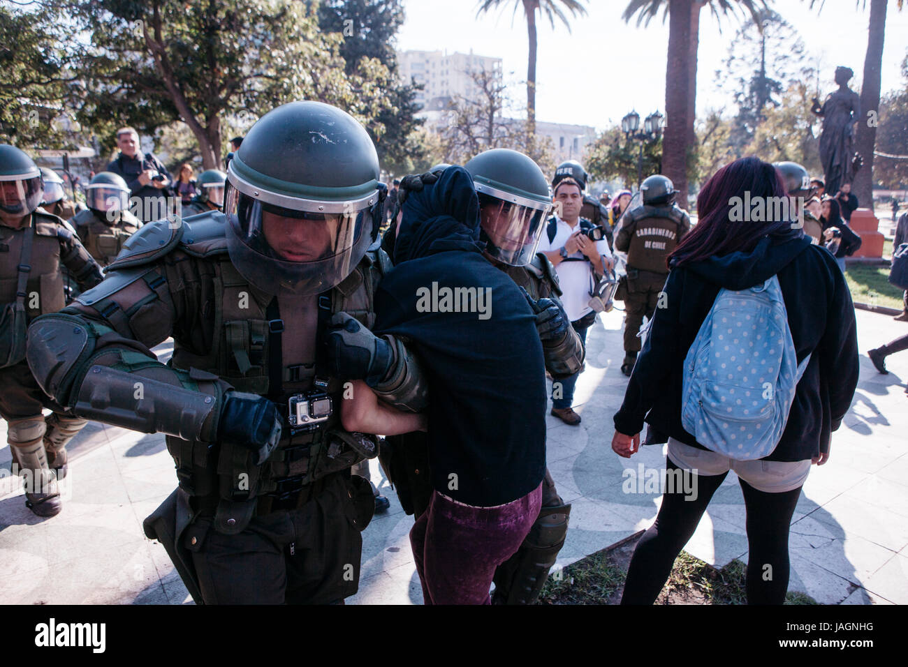 Valparaiso, Cile - 01 Giugno 2017: Protester arrestato dal cileno della polizia durante una manifestazione di protesta nel centro di Valparaiso, in seguito Presidente Mic Foto Stock