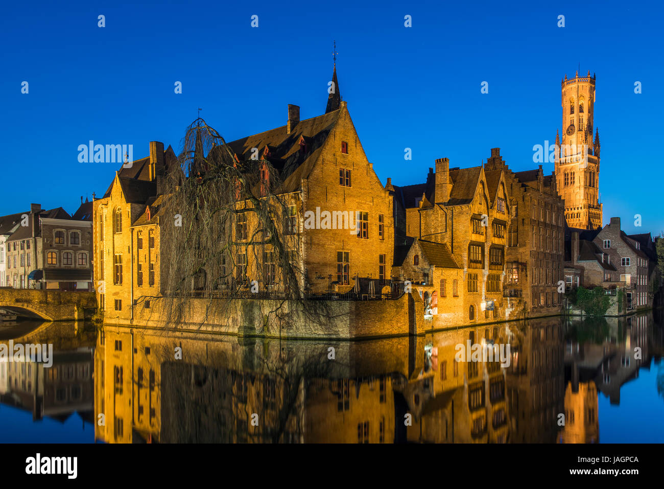 Vista notturna su Dijver canal con torre Belfort in background, Bruges, Fiandre Occidentali, Belgio Foto Stock