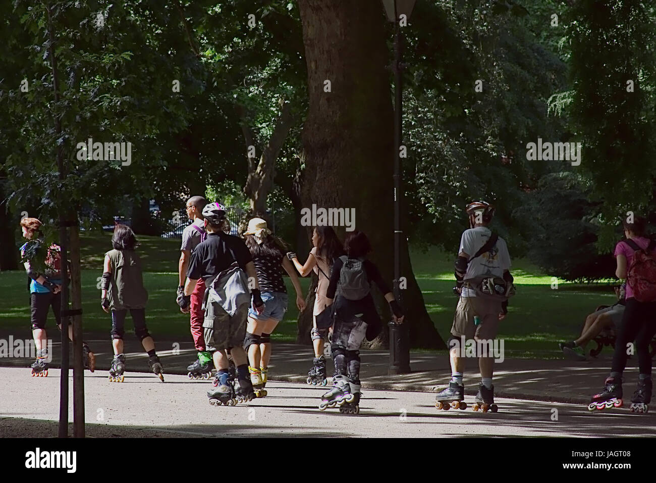 Persone su lame a rullo a Londra Battersea Park sul soleggiato nel pomeriggio estivo , 3.06.2017,Londra Uk.London estate.Persone pattinaggio nel parco.uno stile di vita attivo. Foto Stock