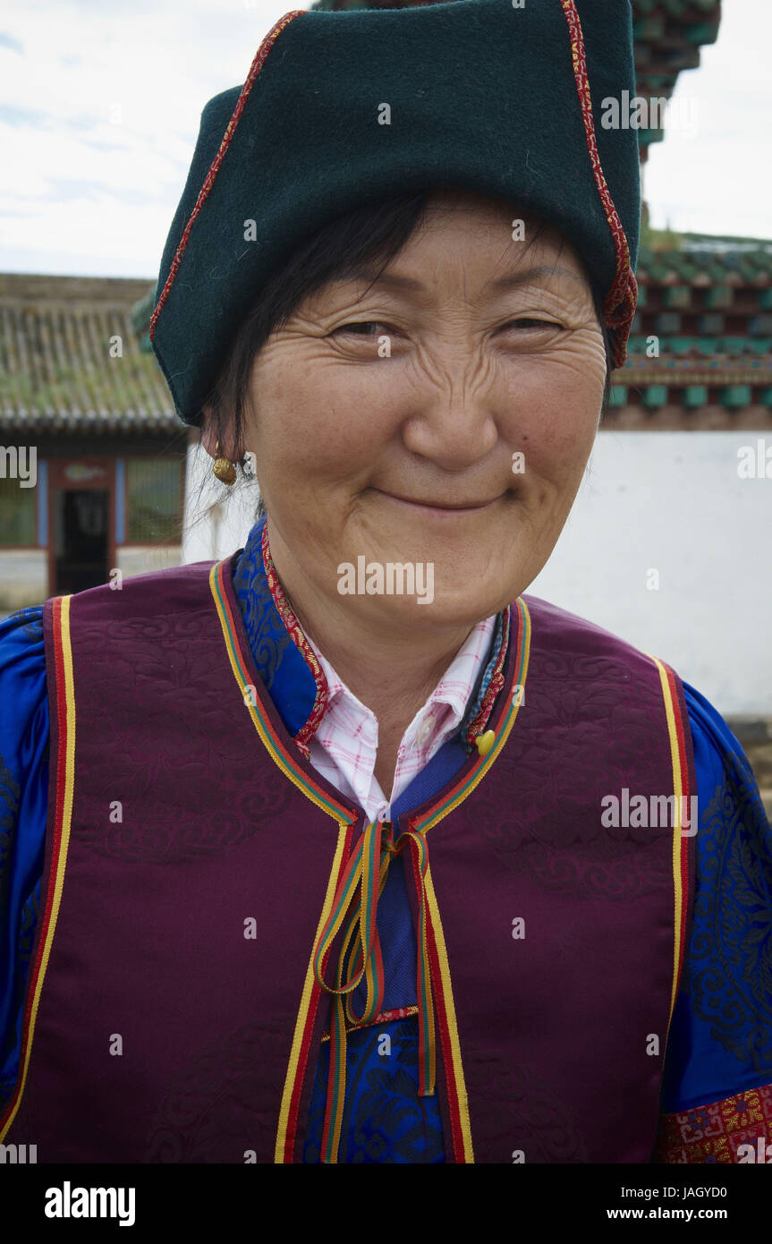 Mongolia,Asia centrale,Ovorkhangai provincia,Orkhon valley,UNESCO patrimonio mondiale,chiostro di Erdene Zuu,Karakorum,vecchia capitale dell'impero mongolo,donna in costume tradizionale,ritratto, Foto Stock