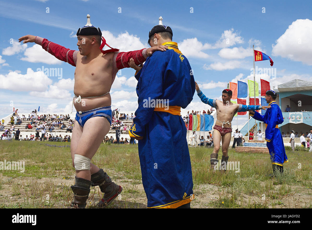 Mongolia,estrema provincia occidentale,Bayan Olgii provincia,città di Bayan Ulgii,Naadam,festa nazionale,match wrestling,il mongolo di uomini in costumi tradizionali, Foto Stock