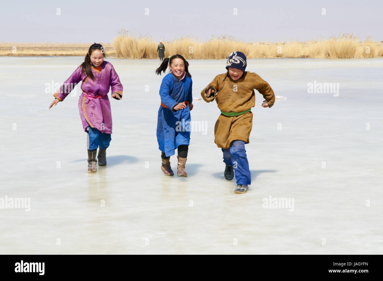 Mongolia,Khovd provincia,l'inverno,giocare i bambini sul lago icebound, Foto Stock