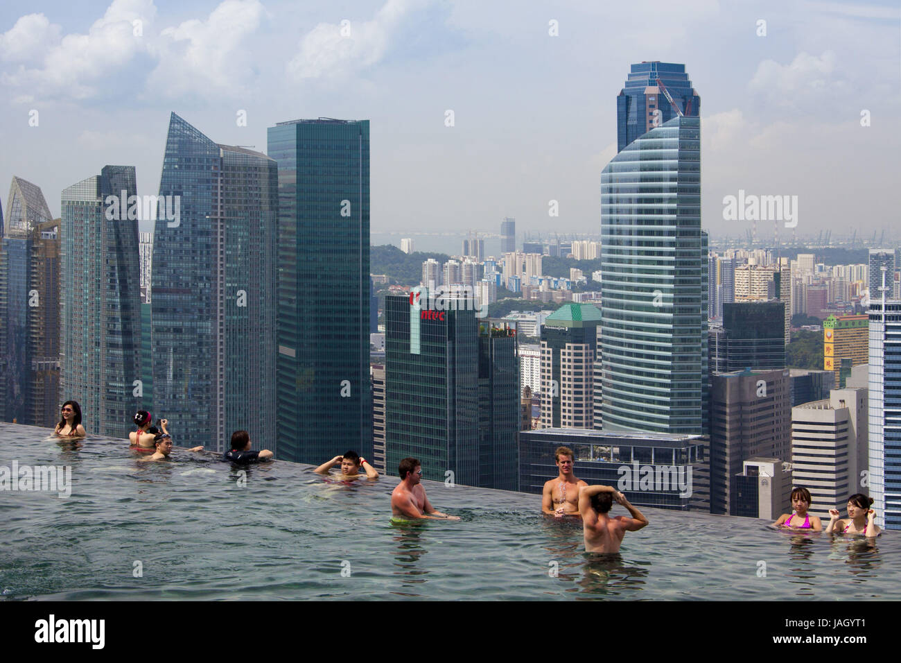 Singapore,l'hotel "Marina Bay Sands',terrazza sul tetto,piscina,ospiti, Foto Stock