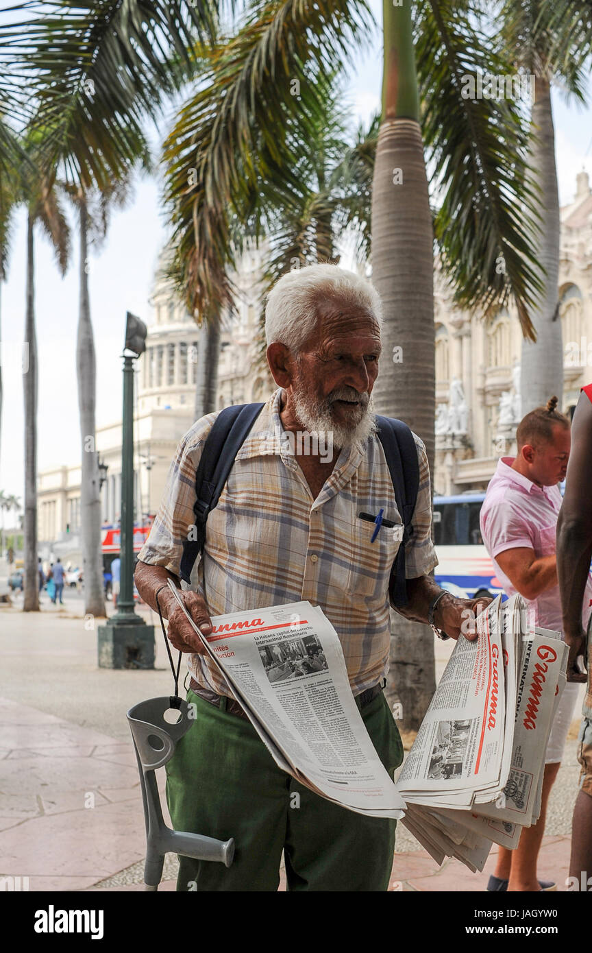 Graham giornale del venditore nel Central Park, Havana, Cuba Foto Stock