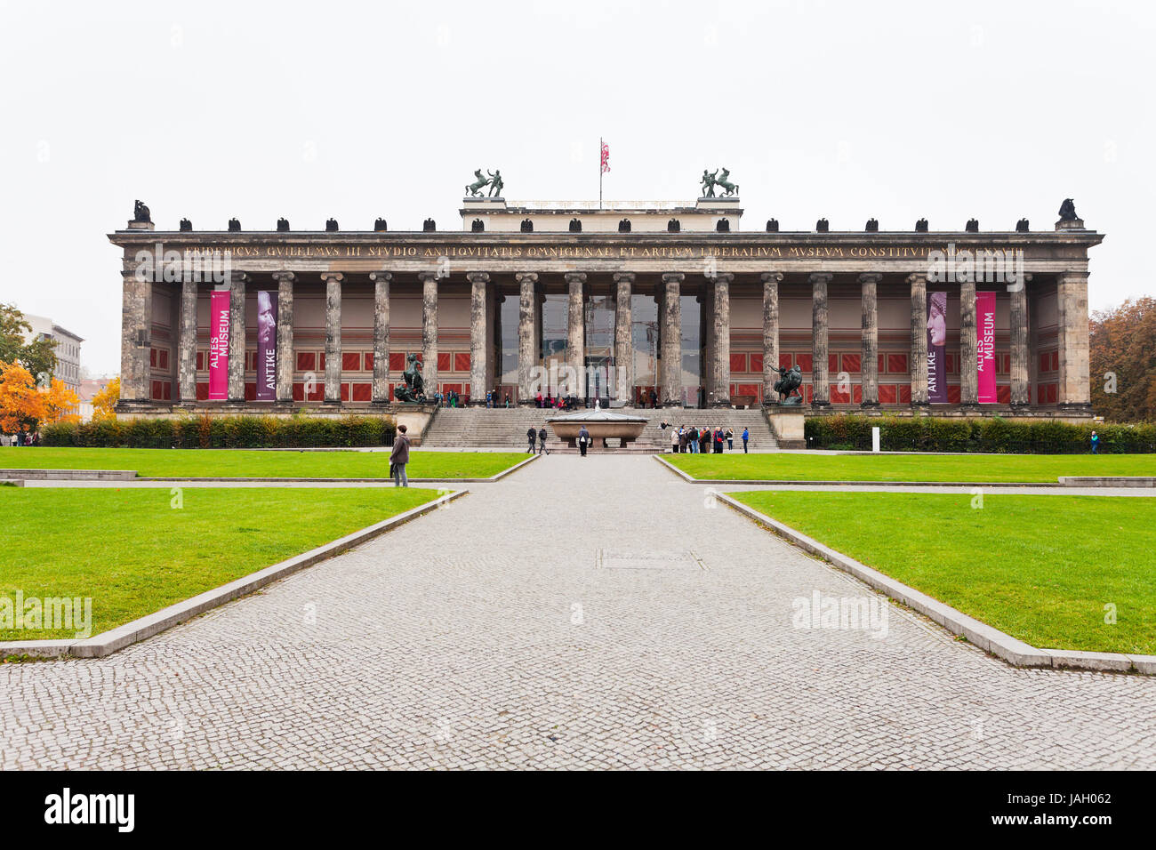 Berlino, Germania - 16 ottobre: vista frontale di Altes Museum (museo vecchio) di Berlino in Germania il 16 ottobre 2013. Il museo è stato costruito tra il 1823 e il 1830 dall'architetto Karl Friedrich Schinkel Foto Stock