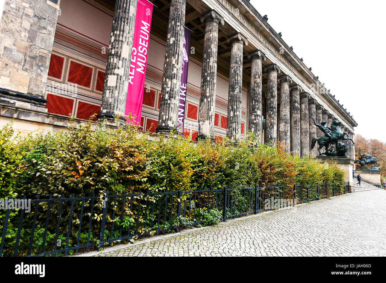 Berlino, Germania - 16 ottobre: facciata di Altes Museum (museo vecchio) di Berlino in Germania il 16 ottobre 2013. Il museo è stato costruito tra il 1823 e il 1830 dall'architetto Karl Friedrich Schinkel Foto Stock