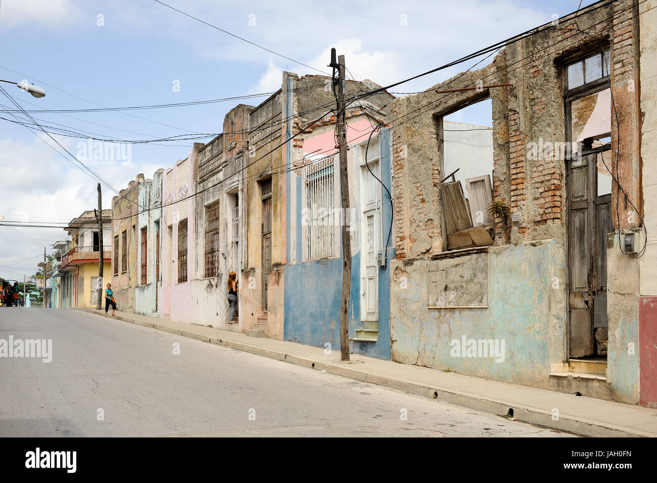 In decadimento edifici coloniali in Santa Clara, Cuba Foto Stock