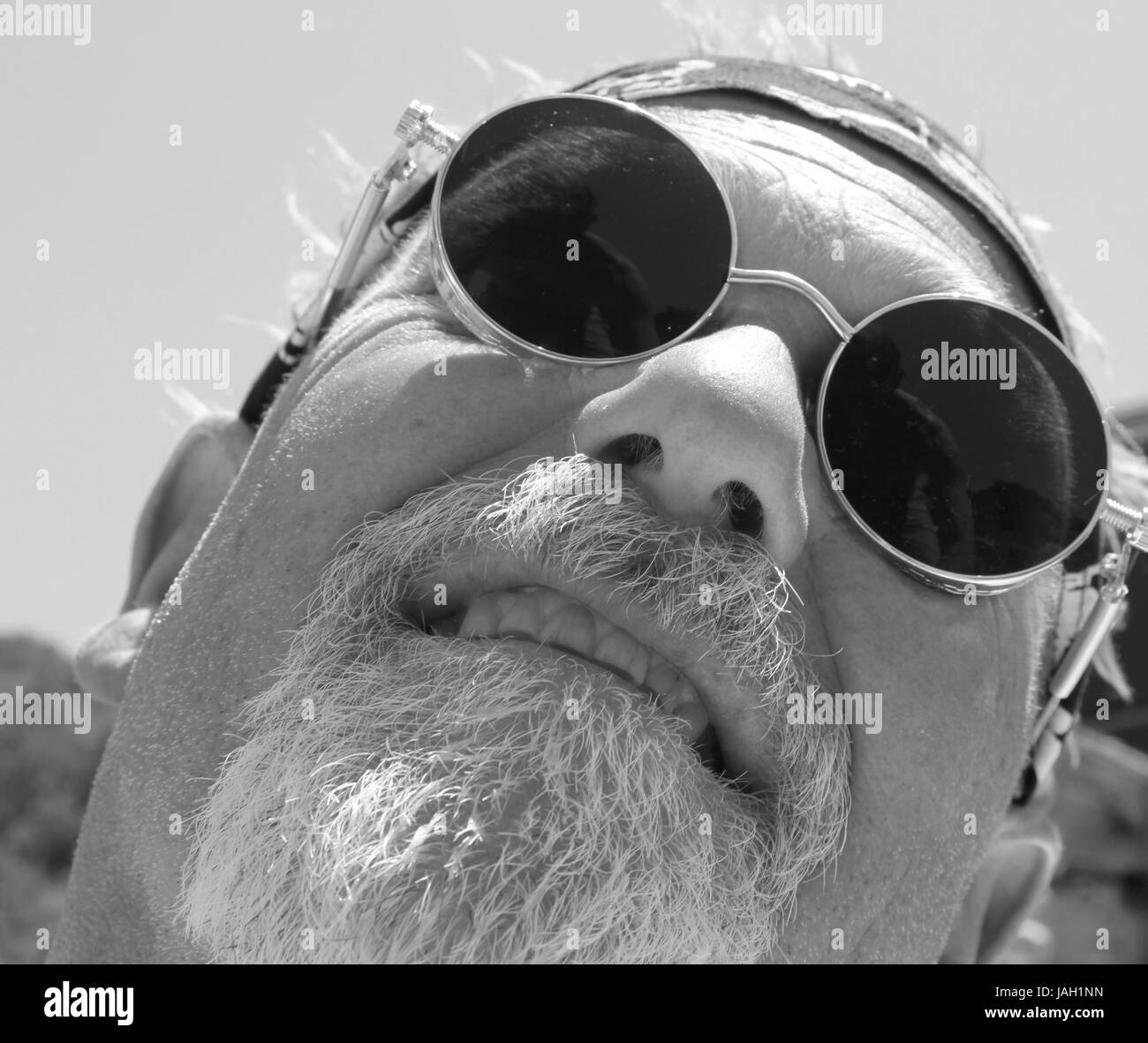 Un inglese con una barba che indossa una bandana e raffreddare gli occhiali  da sole mentre è in vacanza, 2017 Foto stock - Alamy