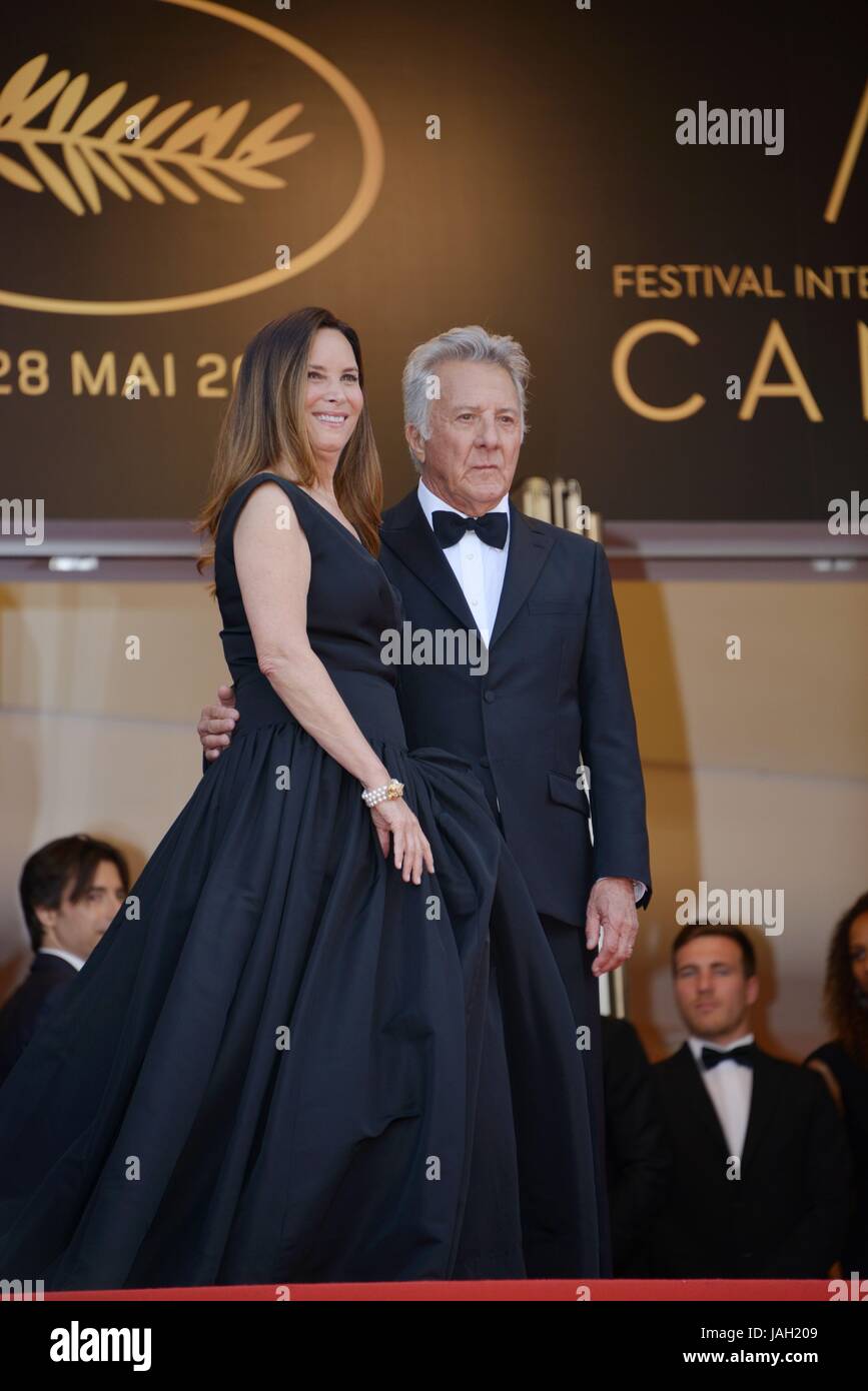 Dustin Hoffman con sua moglie Lisa che arrivano sul tappeto rosso per il film 'L'Meyerowitz Stories " settantesimo Cannes Film Festival Maggio 21, 2017 foto Jacky Godard Foto Stock