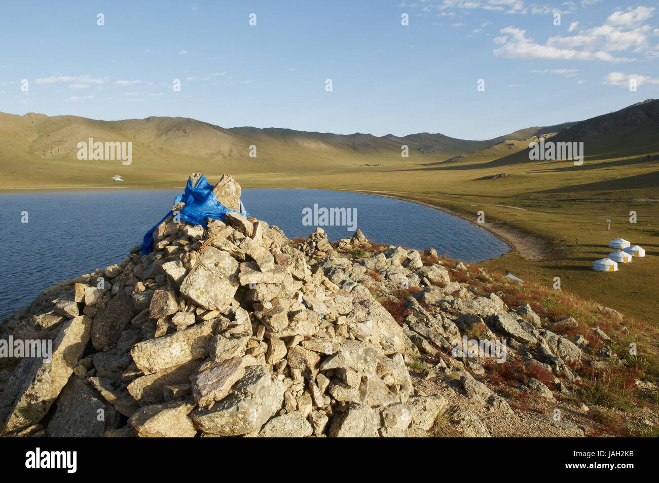 Mongolia,Asia centrale,Khorgo parco nazionale,lago Terkhiin Tsagaan,Ovoo,tumulo buddista,Khatag,tradizionale saluto sciarpa, Foto Stock