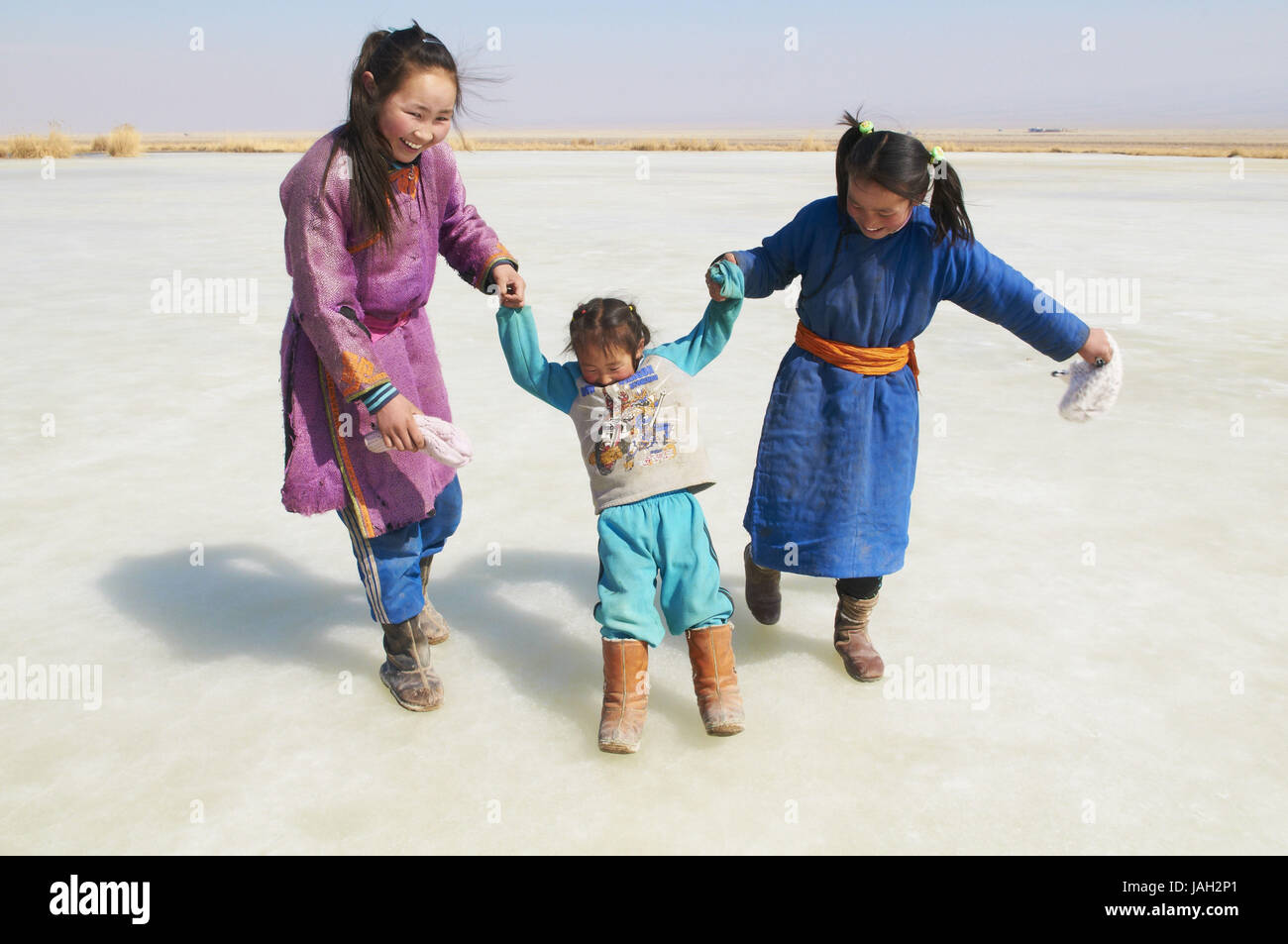 Mongolia,Khovd provincia,l'inverno,giocare i bambini sul lago icebound, Foto Stock