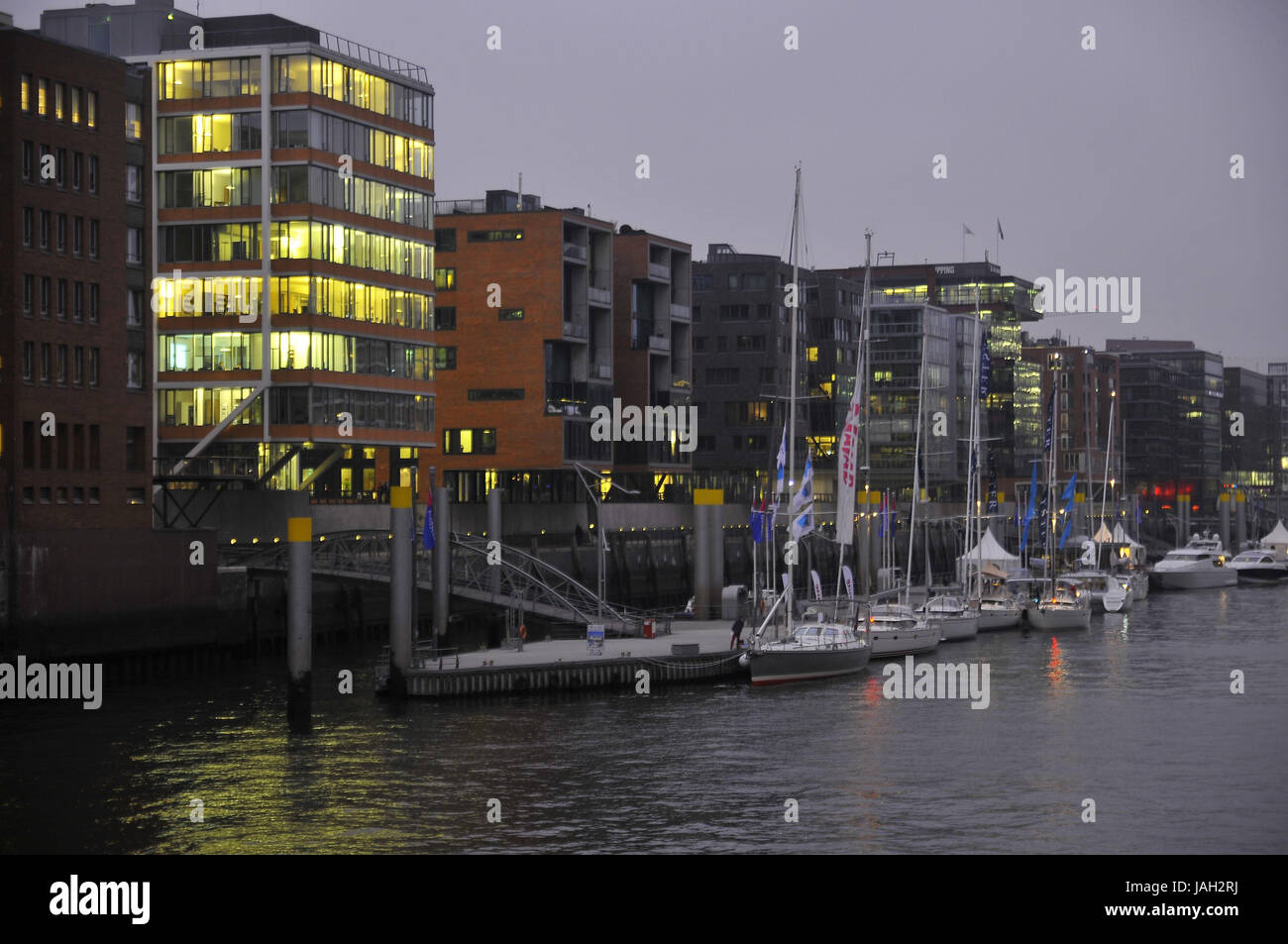 La germania,Amburgo,Sabbia obiettivo del quay,sera,illuminazione,sabbia del porto di obiettivo,porto,yachts,imbarcazioni,edifici per uffici,nella sera,esclusivamente,città di porto, Foto Stock