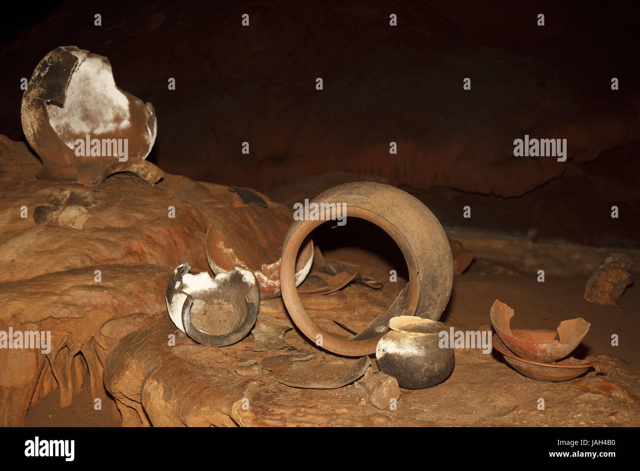 Belize,Actun Tunichil Muknal,pit,Maya,Xibalba,offrendo,TONO,cocci alcuna proprietà di rilascio, Foto Stock