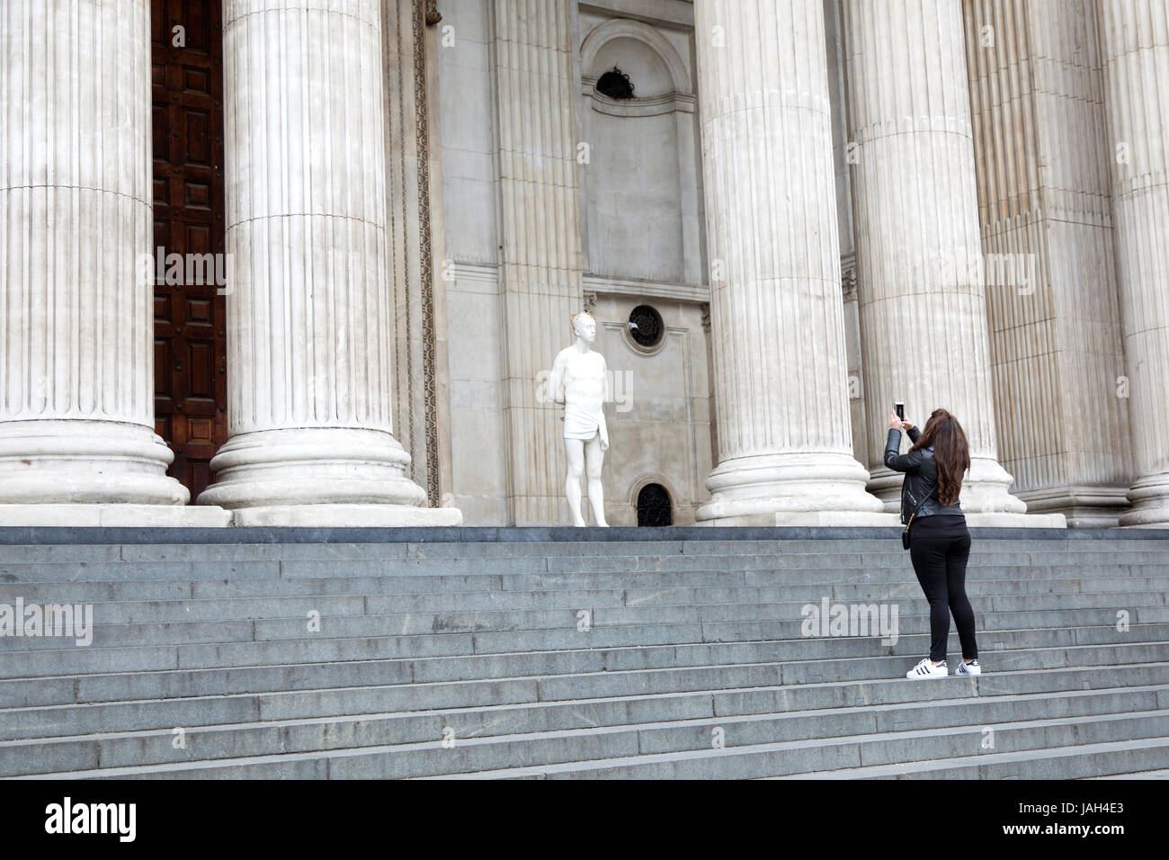 Londra, Regno Unito, 7 maggio 2017: ragazza prende l'immagine della statua di Cristo con il filo spinato crown davanti alla cattedrale di san Paolo a Londra Foto Stock