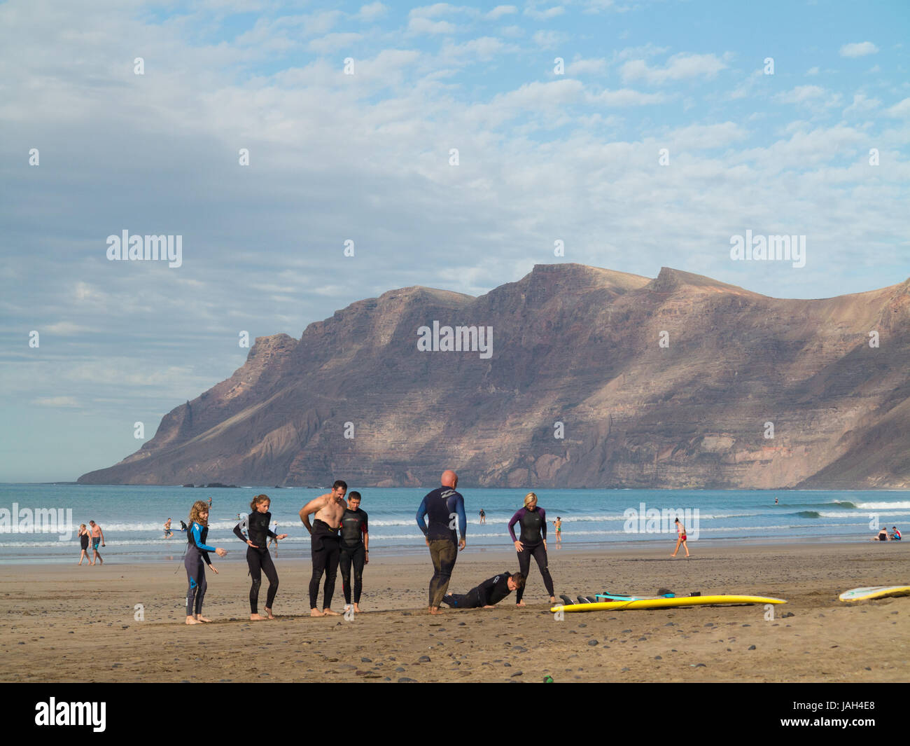Lezione di surf sulla spiaggia di Caleta de Famara, Lanzarote, Spagna Foto Stock