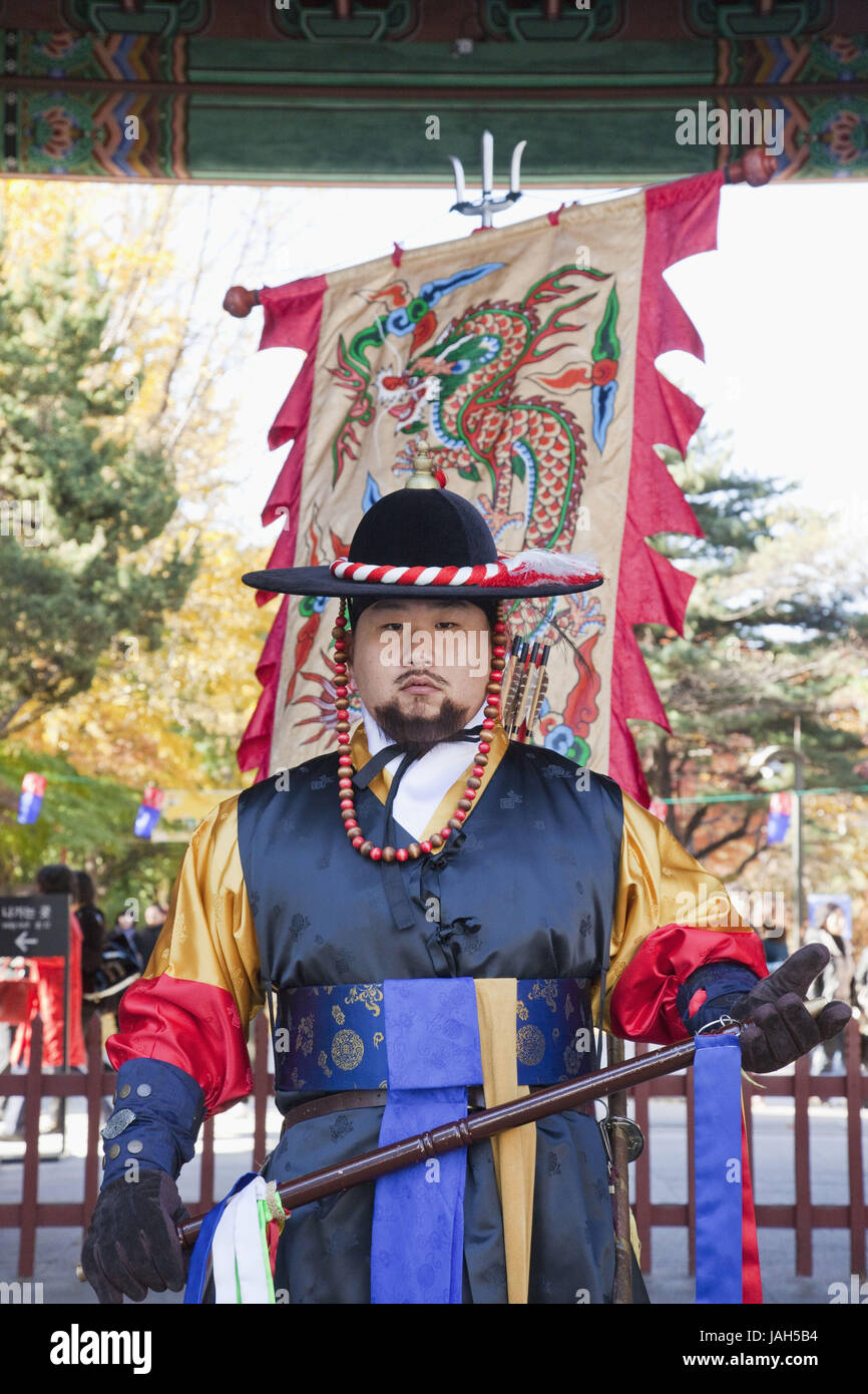 Corea,Seoul,Palazzo Deoksugung,guardia in uniforme tradizionale, Foto Stock