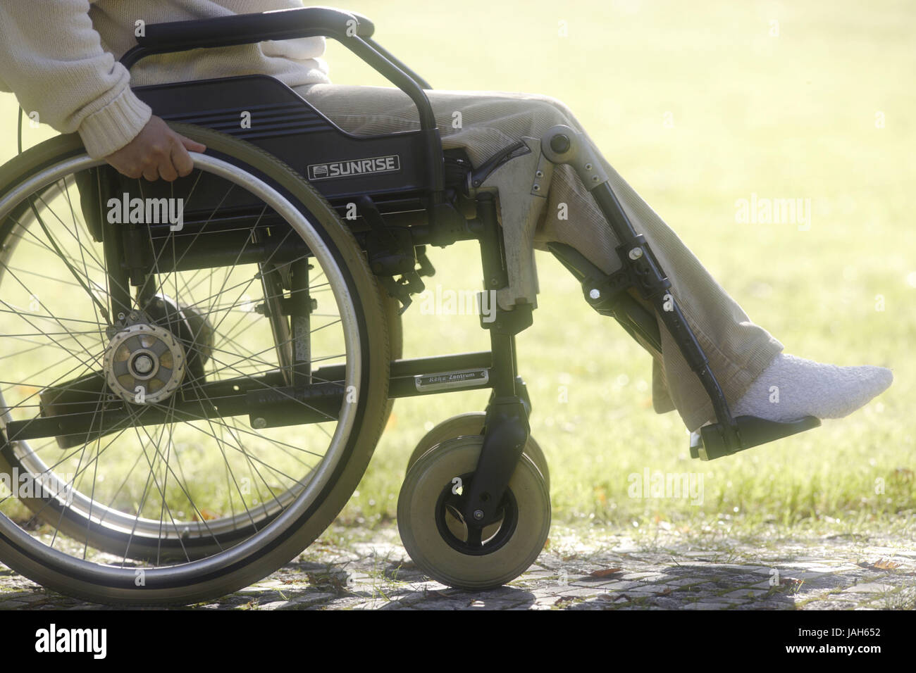 Invalida la sedia a rotelle conducente,medium close-up, dettaglio, Foto Stock