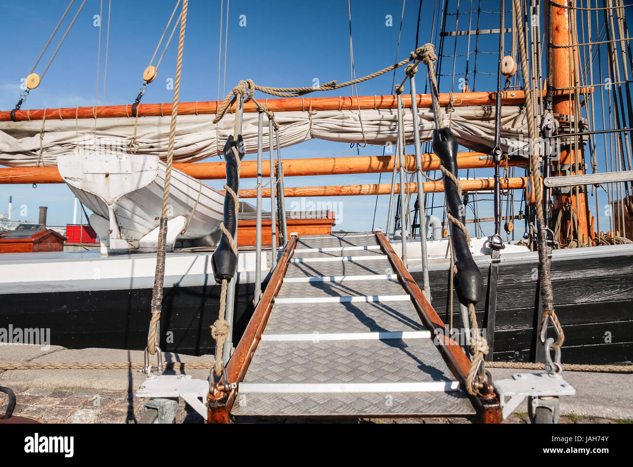 Steg zu einem großen Segelschiff in Amaliehaven, Kopenhagen, Dänemark Foto Stock
