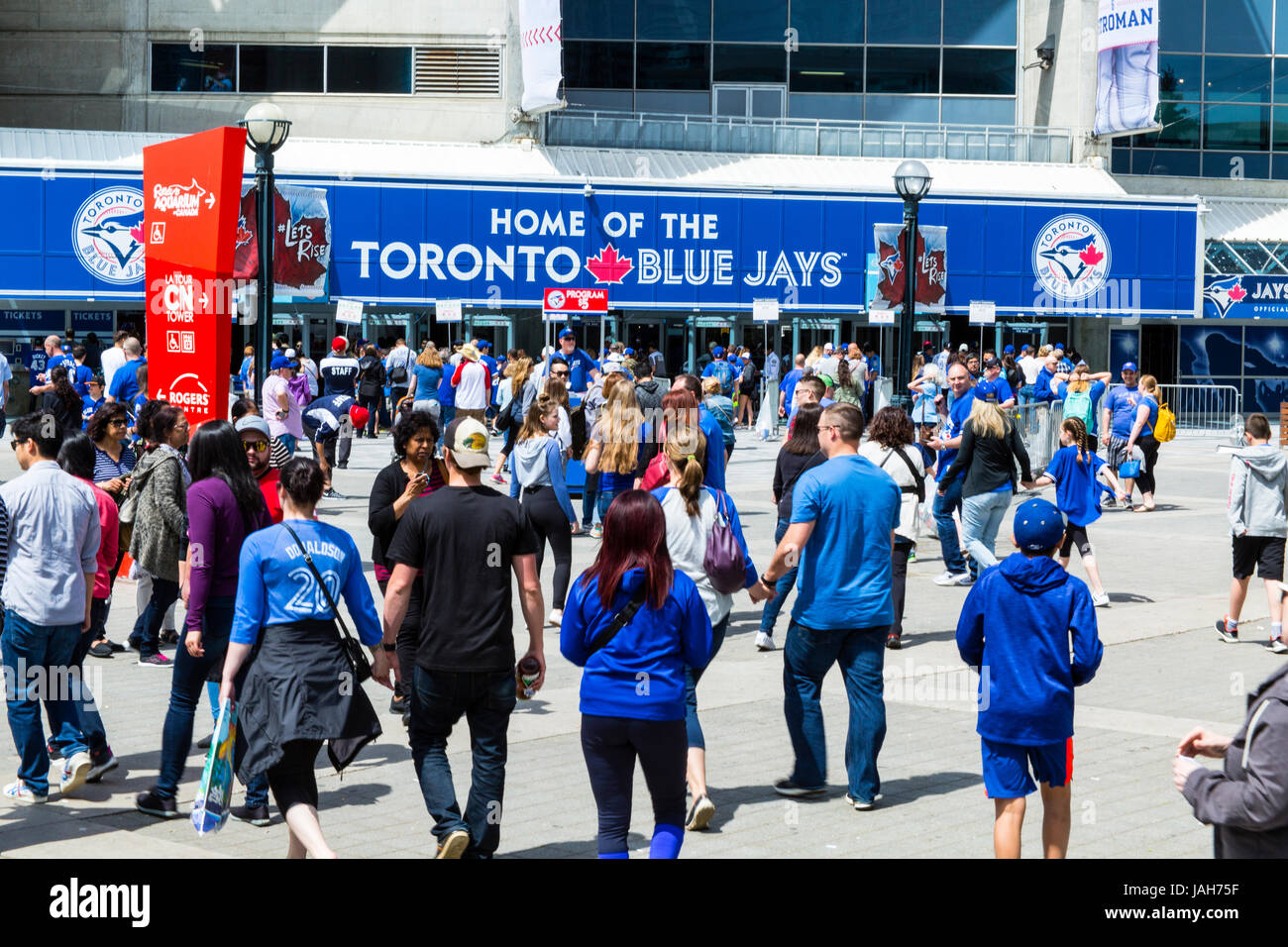 Toronto Blue Jay tifosi entrare Rogers Centre, Toronto Ontario, Canada Foto Stock