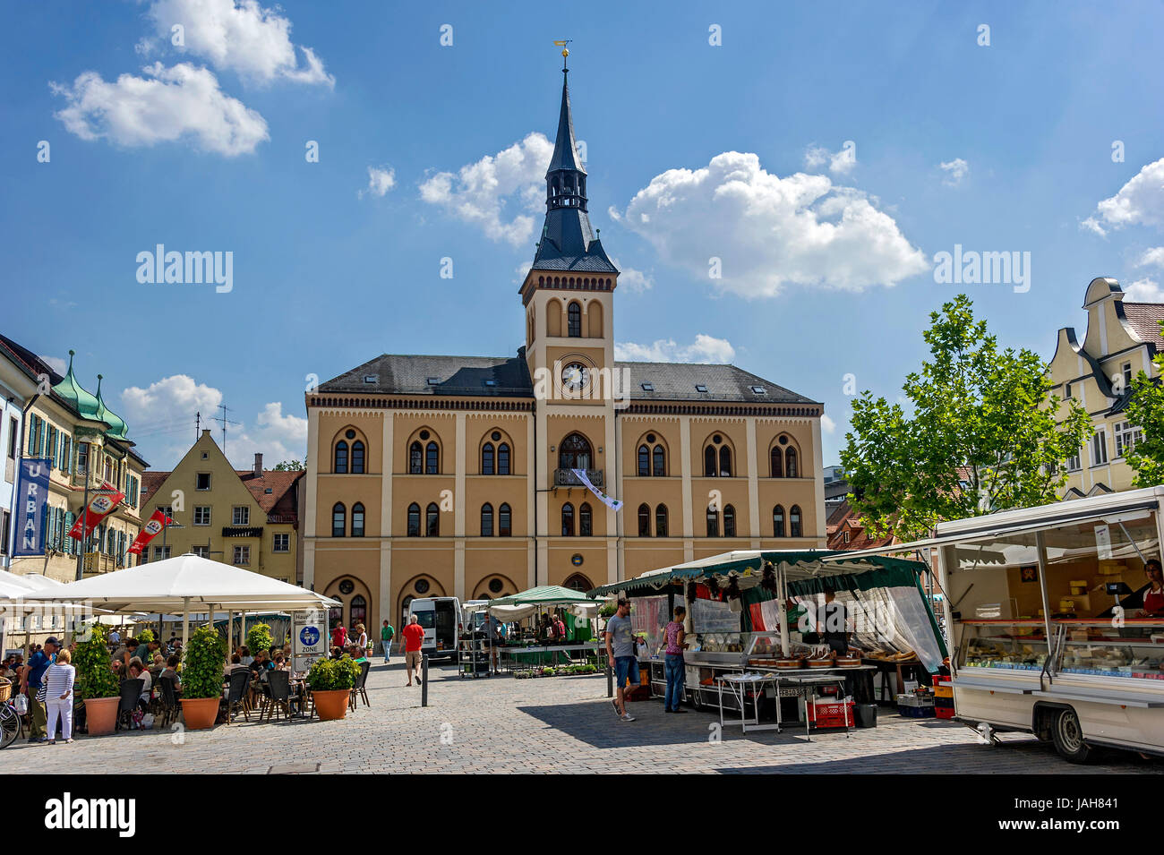 Town Hall, il mercato settimanale, abbassare la piazza principale, Pfaffenhofen, Hallertau, Alta Baviera, Baviera, Germania Foto Stock