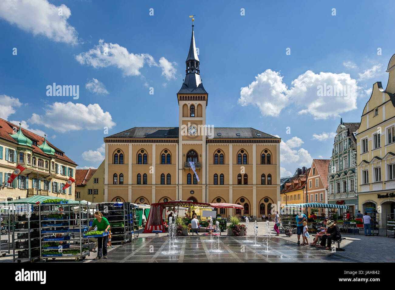 Town Hall, il mercato settimanale, abbassare la piazza principale, Pfaffenhofen, Hallertau, Alta Baviera, Baviera, Germania Foto Stock