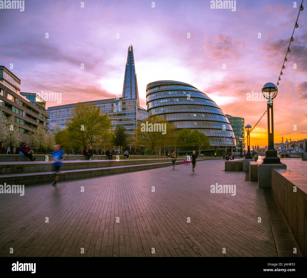 Riverside promenade sul Tamigi, Potters Fields Park, Skyline, London City Hall, Shard, al tramonto, Southwark, Londra Foto Stock