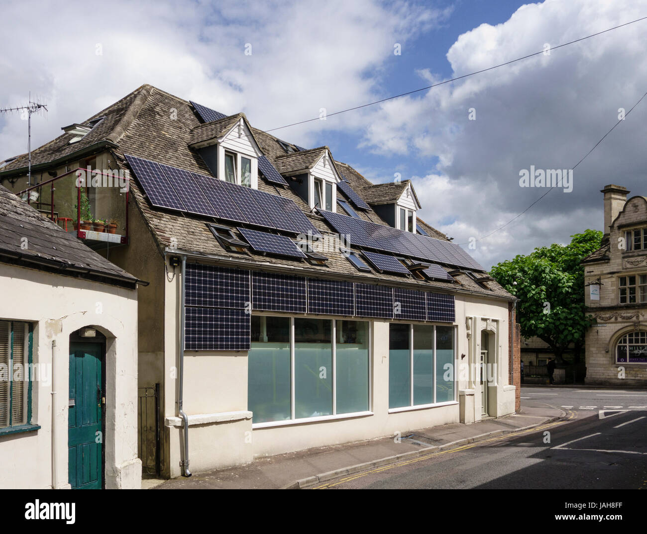 Più pannelli solari installati sul tetto di un edificio, Stroud, Gloucestershire, Regno Unito Foto Stock
