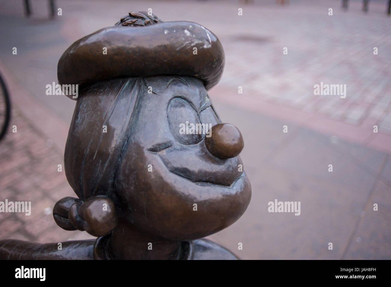 La statua di disperati Dan nel centro città di Dundee a fianco di una statua di Beano carattere, Minnie the Minx. Scozia. Foto Stock
