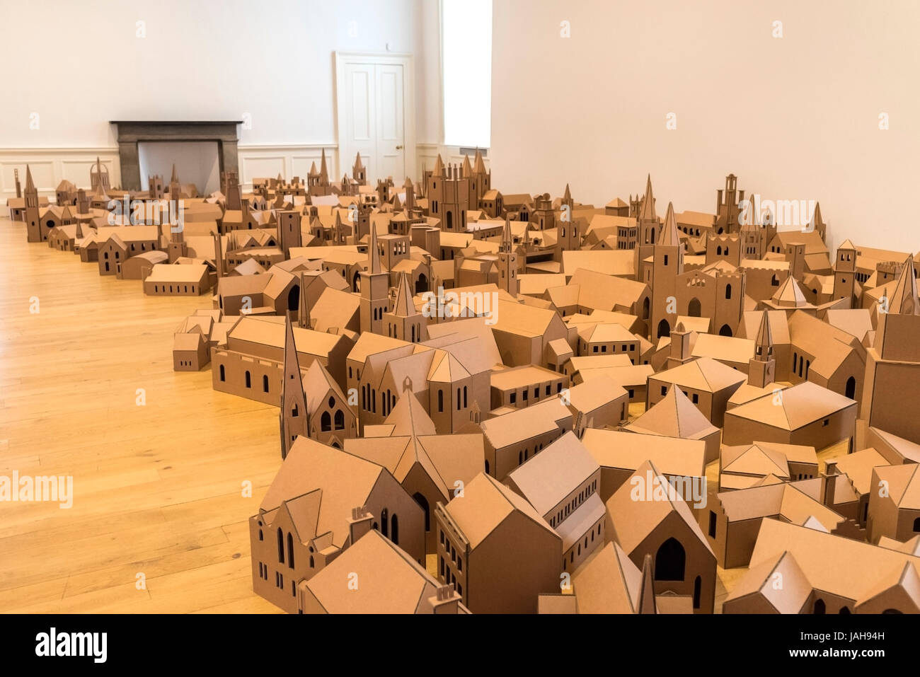 Nathan Coley mostra la lampada del sacrificio, 286 luoghi di culto, Edimburgo 2004, presso la Scottish National Gallery of Modern Art, Edimburgo Foto Stock