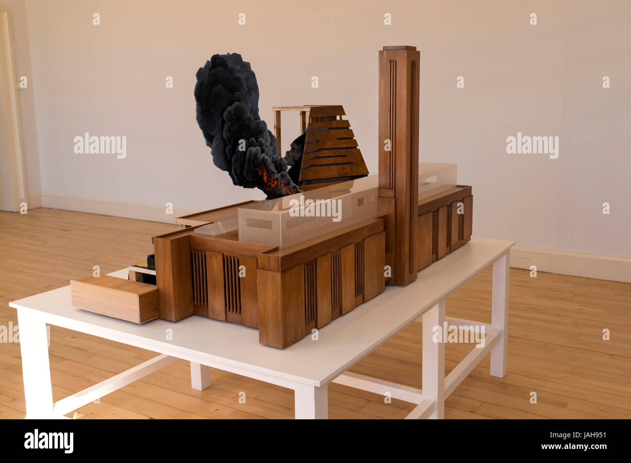 Nathan Coley presentano la Tate Modern sul fuoco, Scottish Galleria Nazionale di Arte Moderna, Edimburgo, Scozia Foto Stock