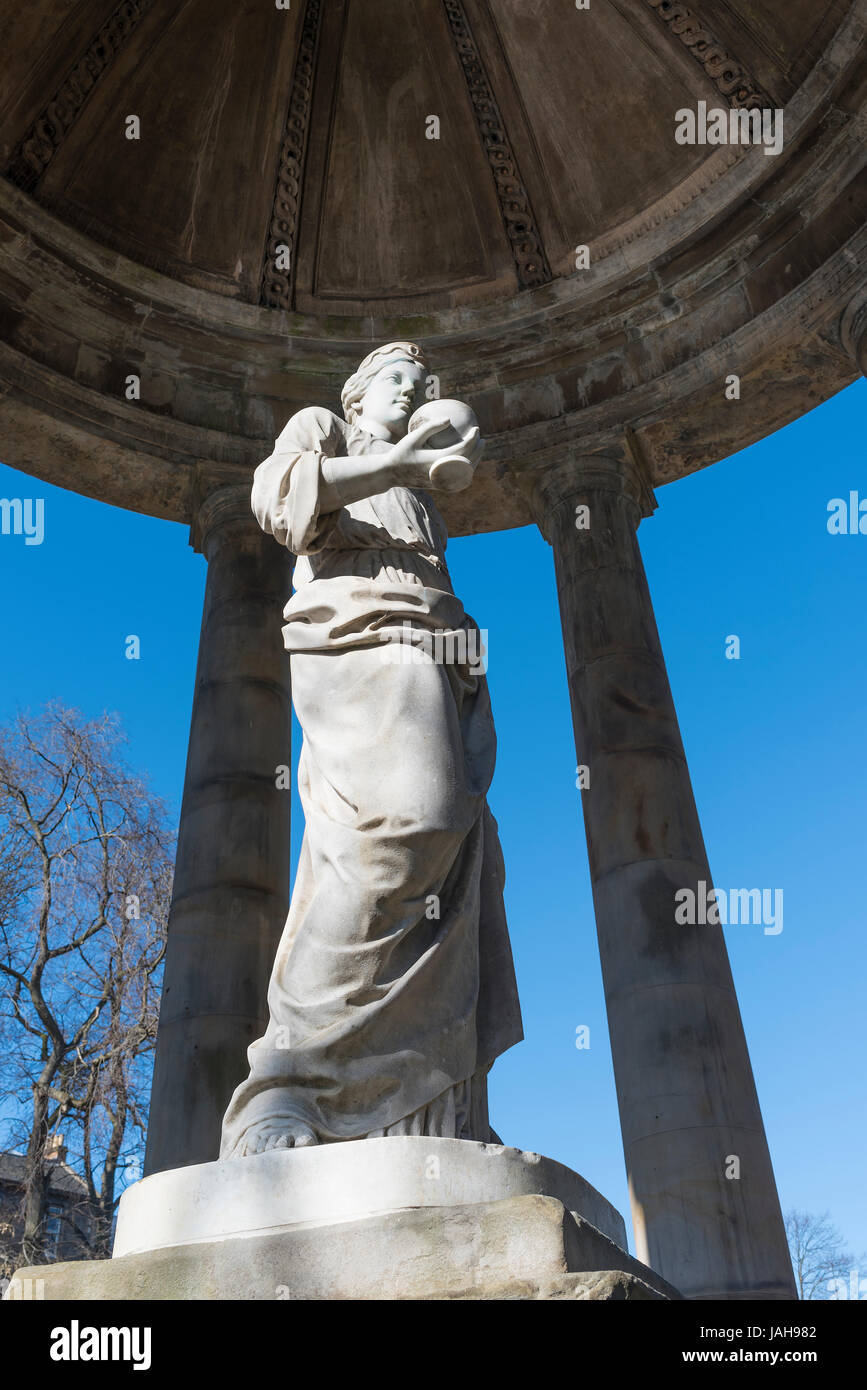 Statua di Hygeia la dea greca della salute, St Bernards bene, vicino a Dean Villaggio sull'acqua di Leith, Edimburgo, Scozia. Foto Stock