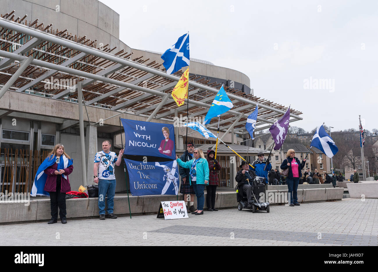 Dimostrazione nazionalista al di fuori dell'edificio del parlamento scozzese, Holyrood, Edimburgo, Scozia Foto Stock