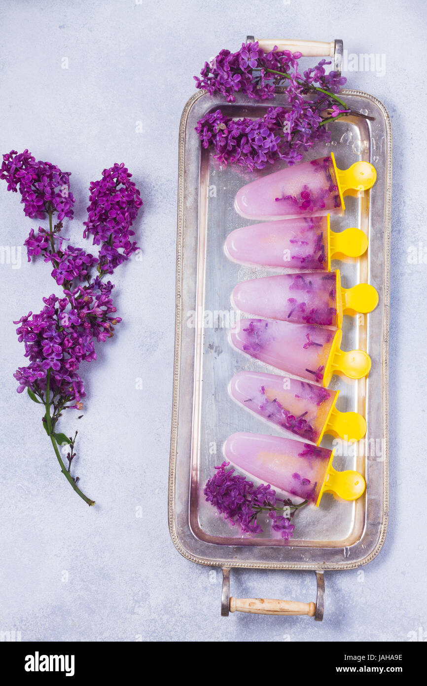 Popsicles con fiori lilla Foto Stock