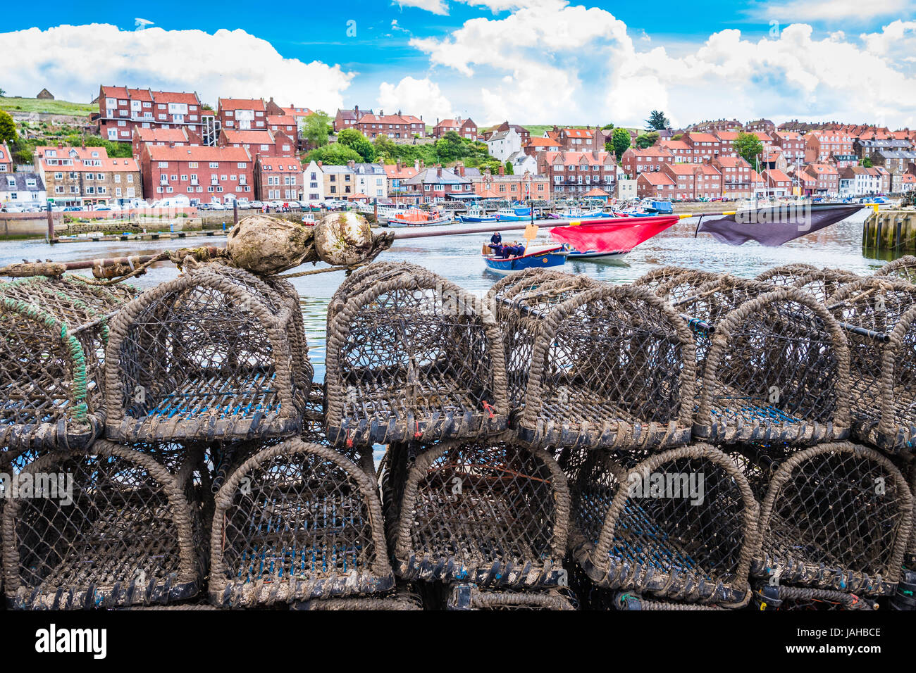 Whitby Harbour Yorkshir, impilati cantre di pesca del granchio gabbie lungo il mare Foto Stock