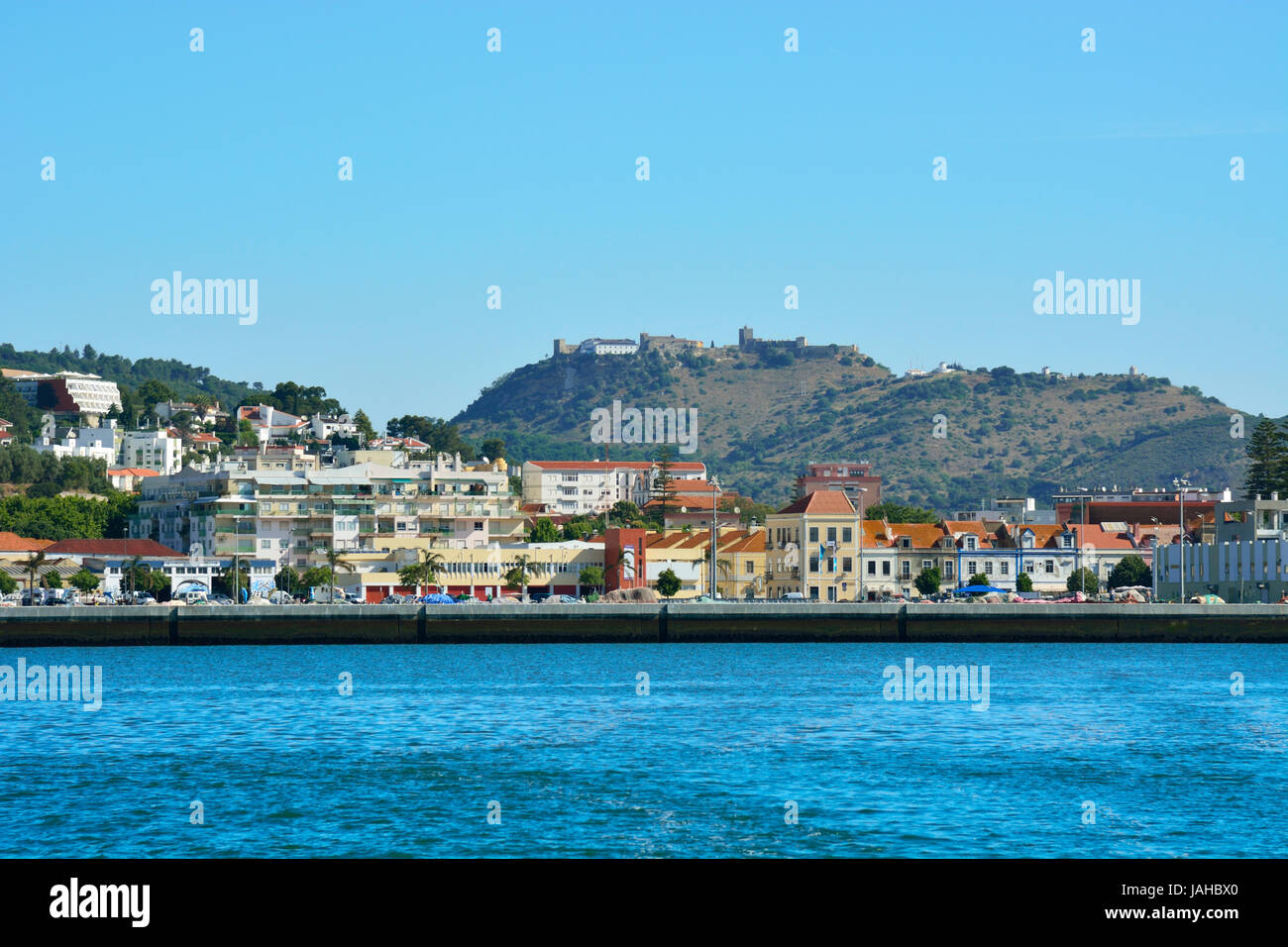 La città di Setúbal, dal fiume Sado e castello di Palmela all'orizzonte. Portogallo Foto Stock