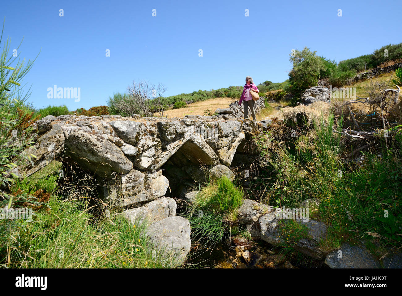 Ponte medievale in Portos, Castro Laboreiro, che ha legato il Portogallo in Galizia in Spagna. Panda Gerês National Park, Portogallo Foto Stock