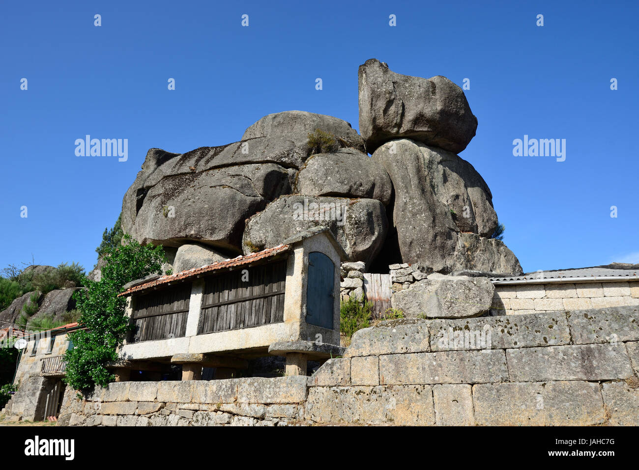 Un Espigueiro, il vecchio e tradizionale granai in pietra di Sirvozelo, sotto grandi blocchi di granito. Panda Gerês National Park, Portogallo Foto Stock