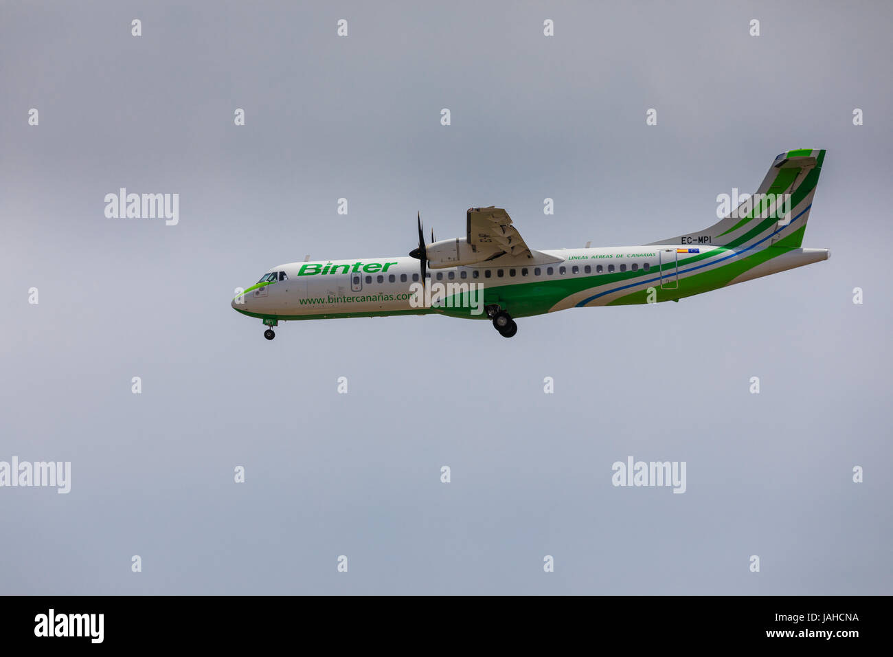ARECIFE, Spagna - Aprile 16 2017: ATR 72 di Binter con la registrazione CE-MPI in atterraggio a Lanzarote Airport Foto Stock