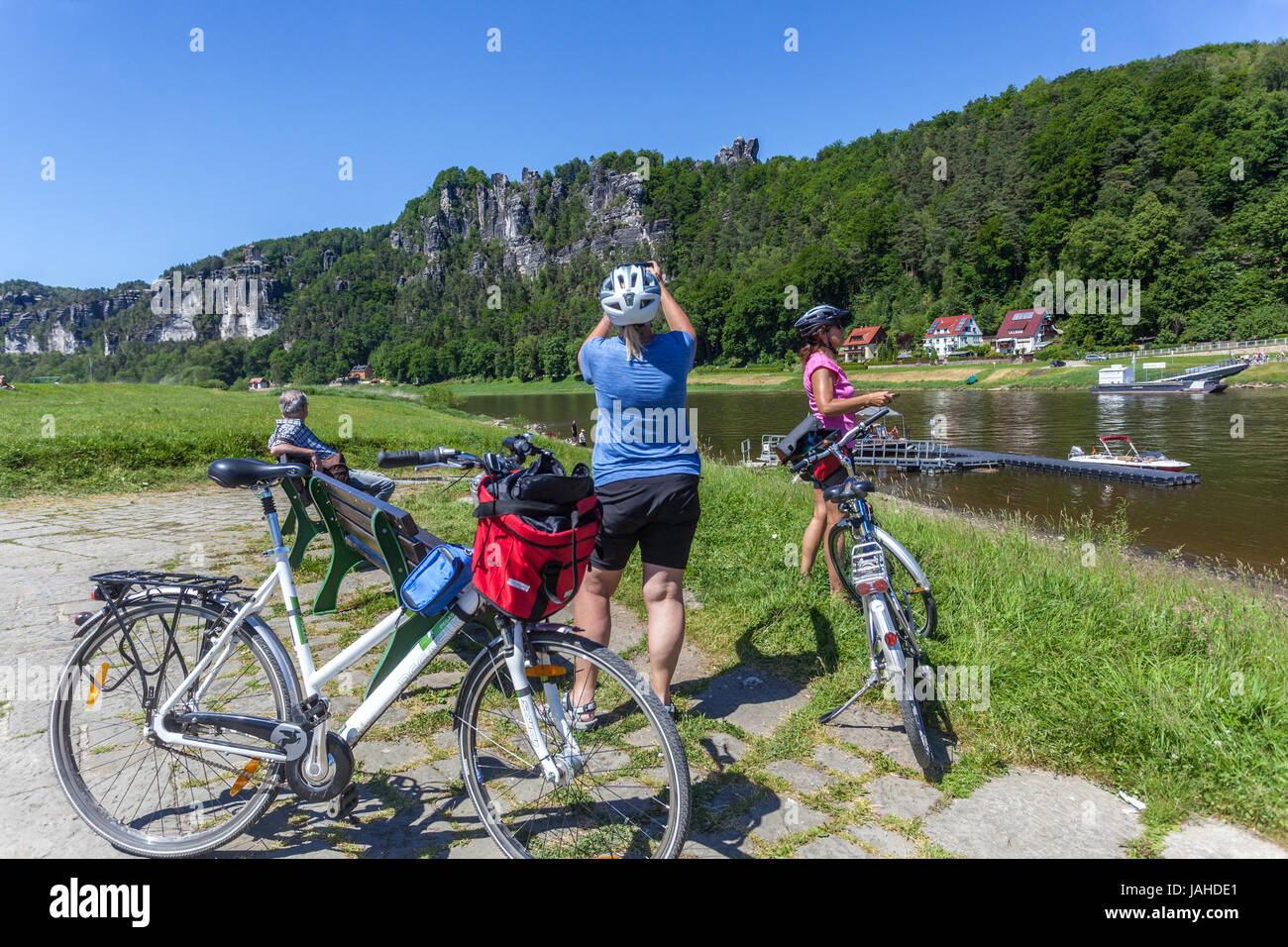 Germania ciclismo, motociclisti e rocce, Kurort Rathen, Elba Valle Svizzera Sassone Parco Nazionale di Sassonia, Germania, Europa fiume Elba bike Foto Stock