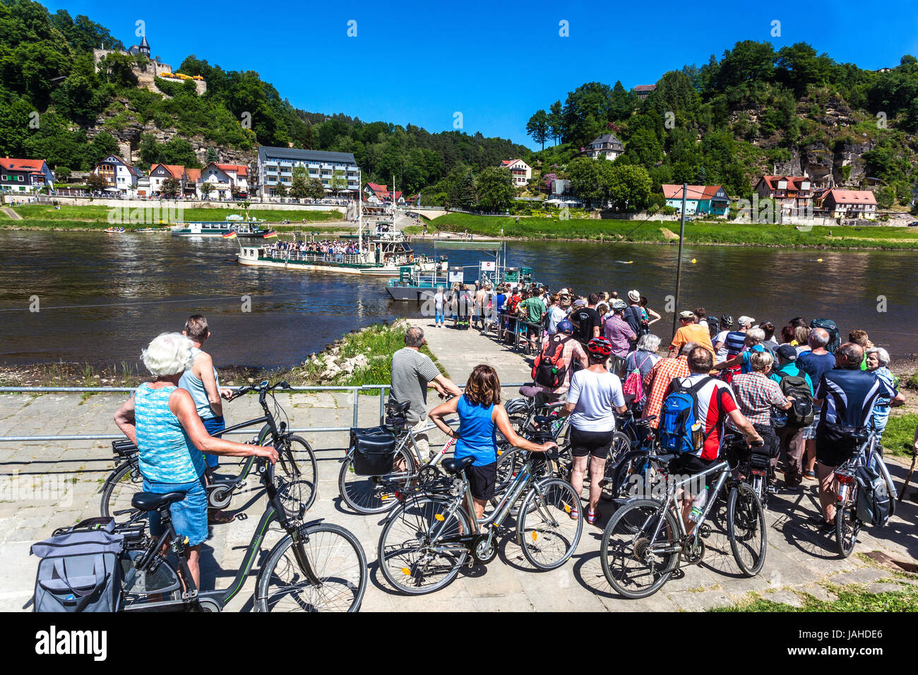 I ciclisti in bicicletta aspettano il Ferry Boat, Kurort Rathen, Saxon Svizzera estate Sassonia, Germania Elbe River bike path Foto Stock