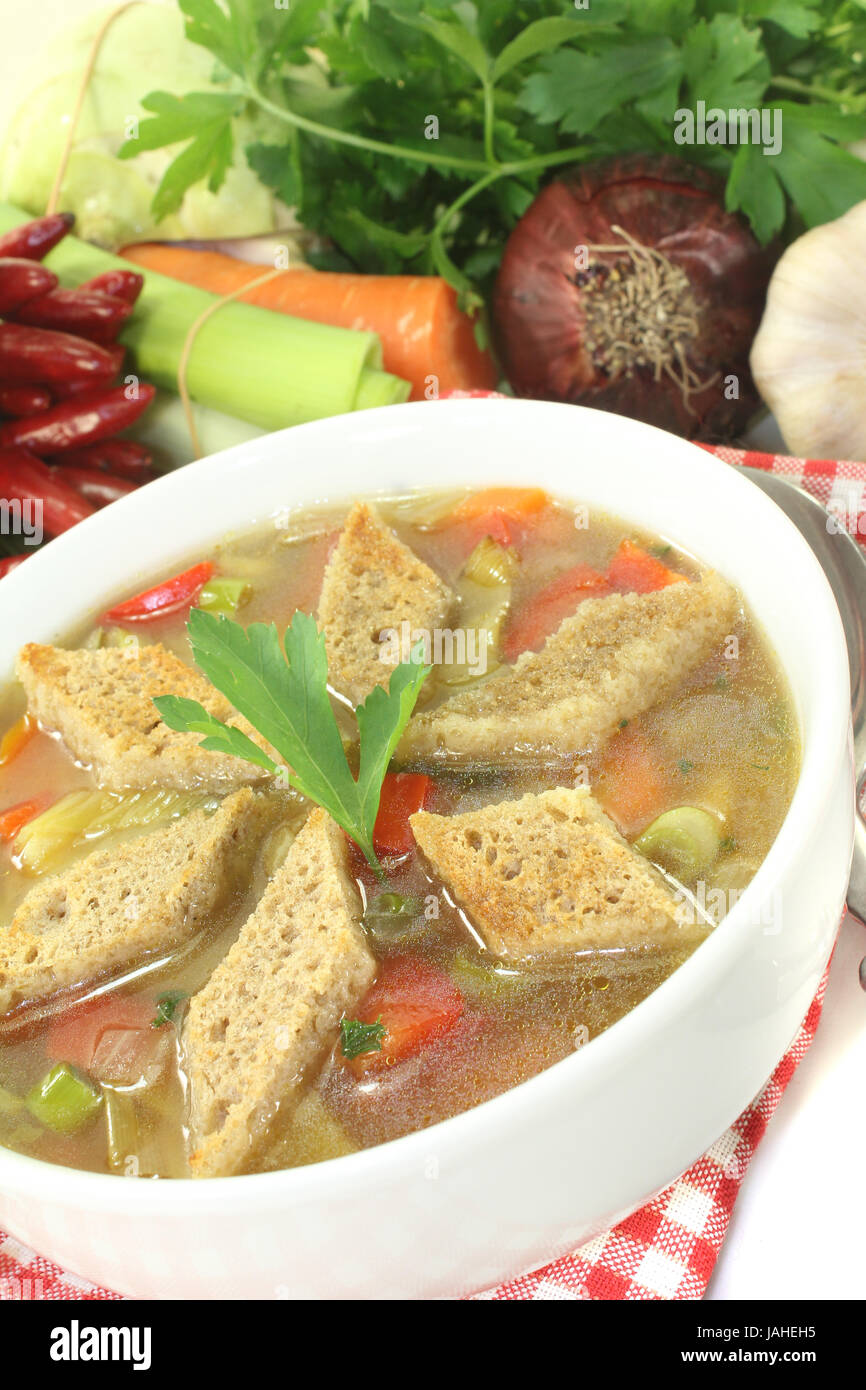 Brotsuppe mit Suppengemüse auf hellem Hintergrund Foto Stock