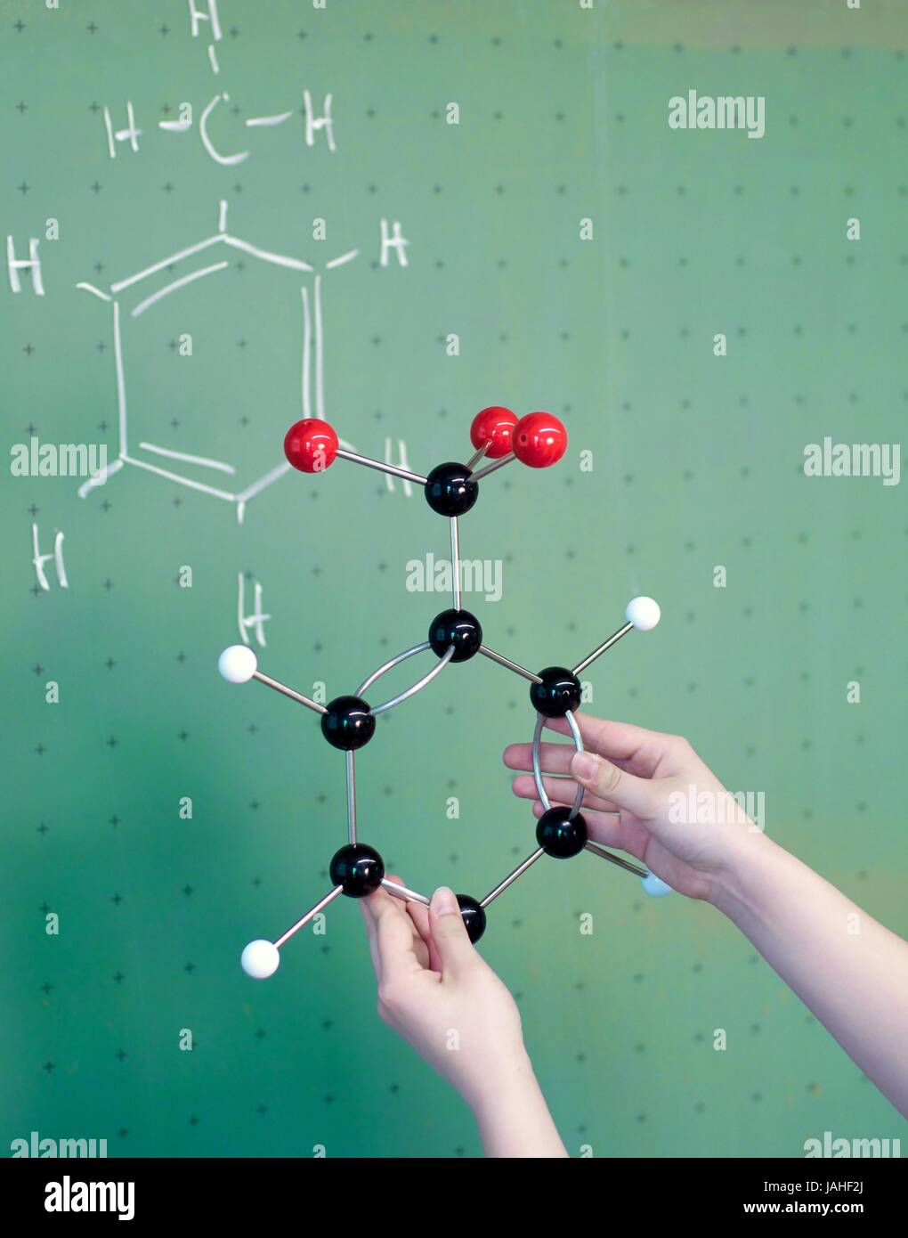 Im Molekülmodel Chemieunterricht und an der Tafel Foto Stock