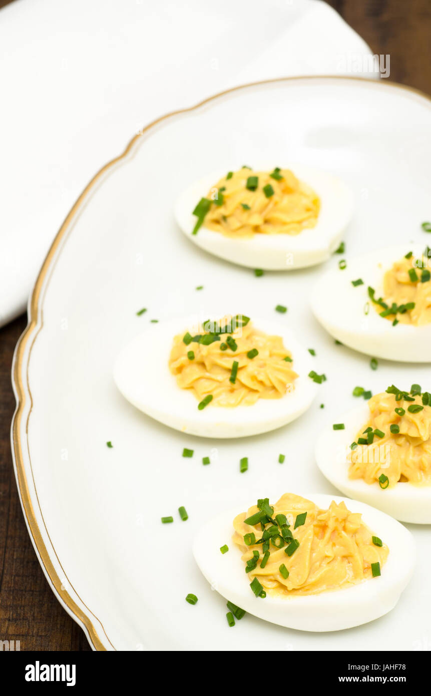 Hart gekochte Eier mit Füllung aus Senf, Eigelb und Mayonaise Foto Stock